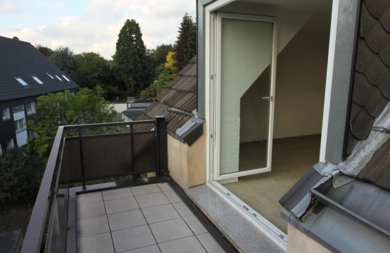 Gemütlich und modern ausgestattete 3 &#8211; Raum Dachgeschosswohnung mit großem Balkon in ruhiger Lage von Winkhausen